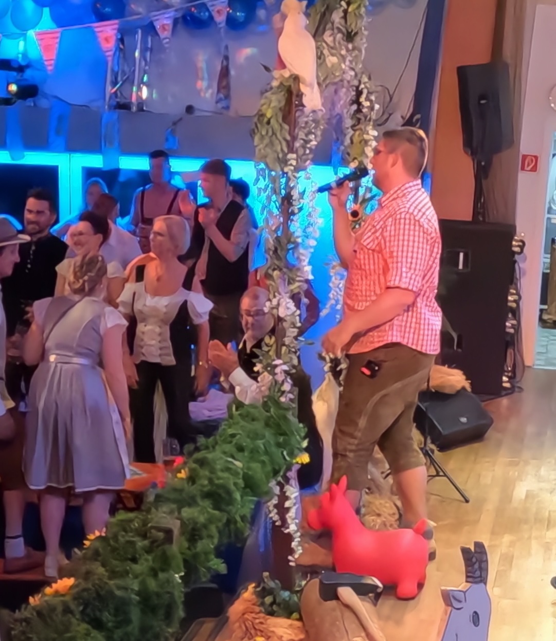 04_Alex singt