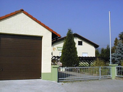 Garage mit Haus