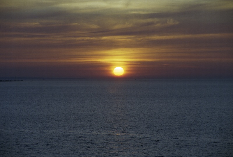Die Sonne verschwand nach dem Ablegen in Tallin im Meer!